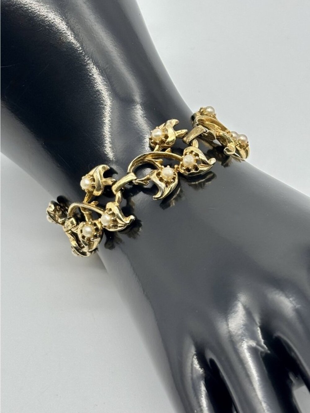 Vintage Bracelet Gold Tone Figural Vines and Leaves Faux Pearls Centers Unsigned